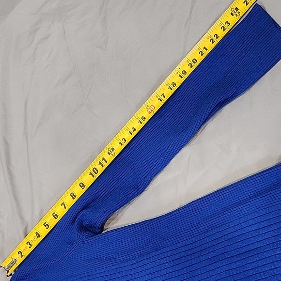 V-neck sweater - Picture 4 of 5